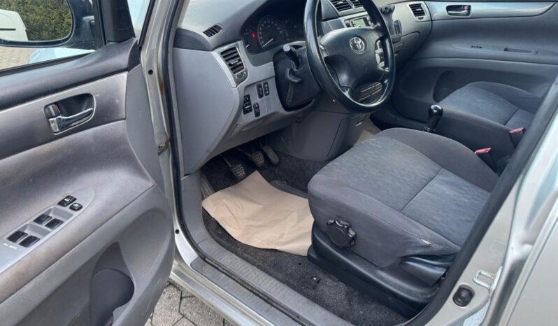 
								Toyota Sportsvan 2,0 VVT-i 5d full									