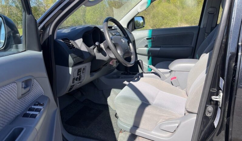 
								Toyota HiLux 3,0 D-4D Db.Kab 4×4 SR5 aut. 4d full									