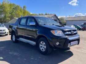 Toyota HiLux 3,0 D-4D Db.Kab 4×4 SR5 aut. 4d