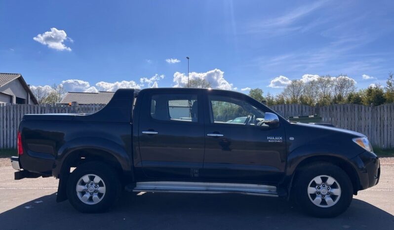 
								Toyota HiLux 3,0 D-4D Db.Kab 4×4 SR5 aut. 4d full									